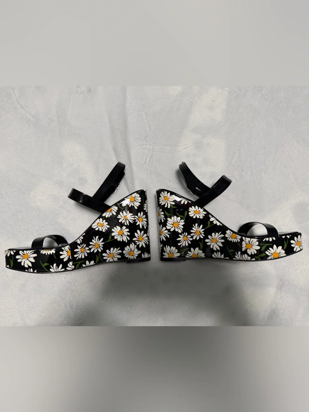 Betsey Johnson Landry Black Daisy Print wedges Size 6M